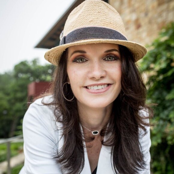 Meet your Posher, Nicole - Picture 2 of 3